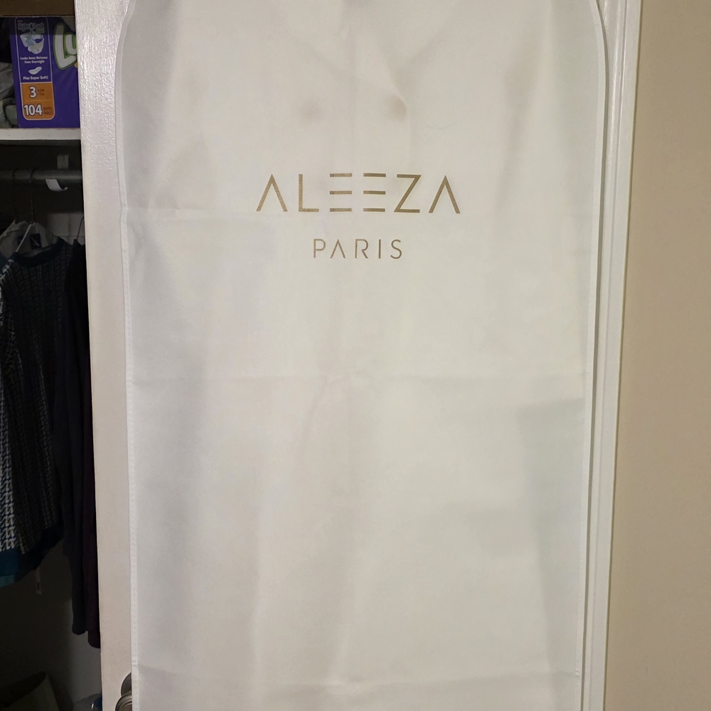Elegant White Long Sleeve Dress with Gold Buttons - Picture 4 of 4